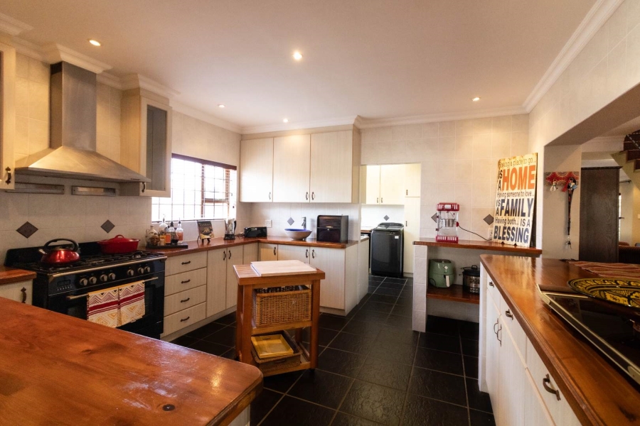 6 Bedroom Property for Sale in Sandbaai Western Cape
